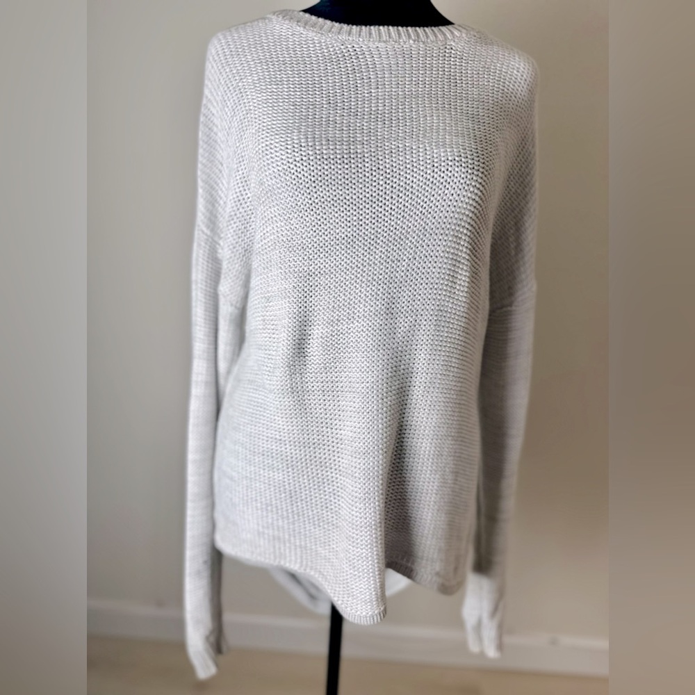 STITCHES & STRIPES Light Gray Long Sleeve
Distressed Back Knit Sweater Women’s M